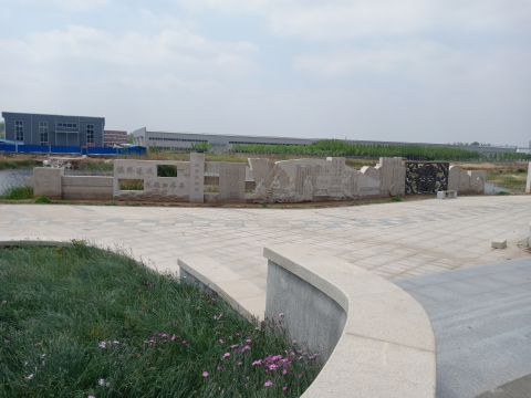 蘆葦湖景墻：鳴琴戴星，長26米，高2